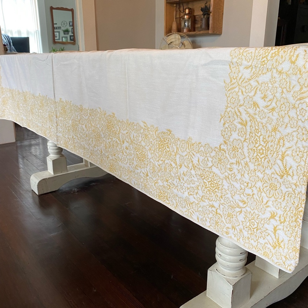 Elegant White and yellow/ gold tone rectangular vintage 60” x 76” tablecloth